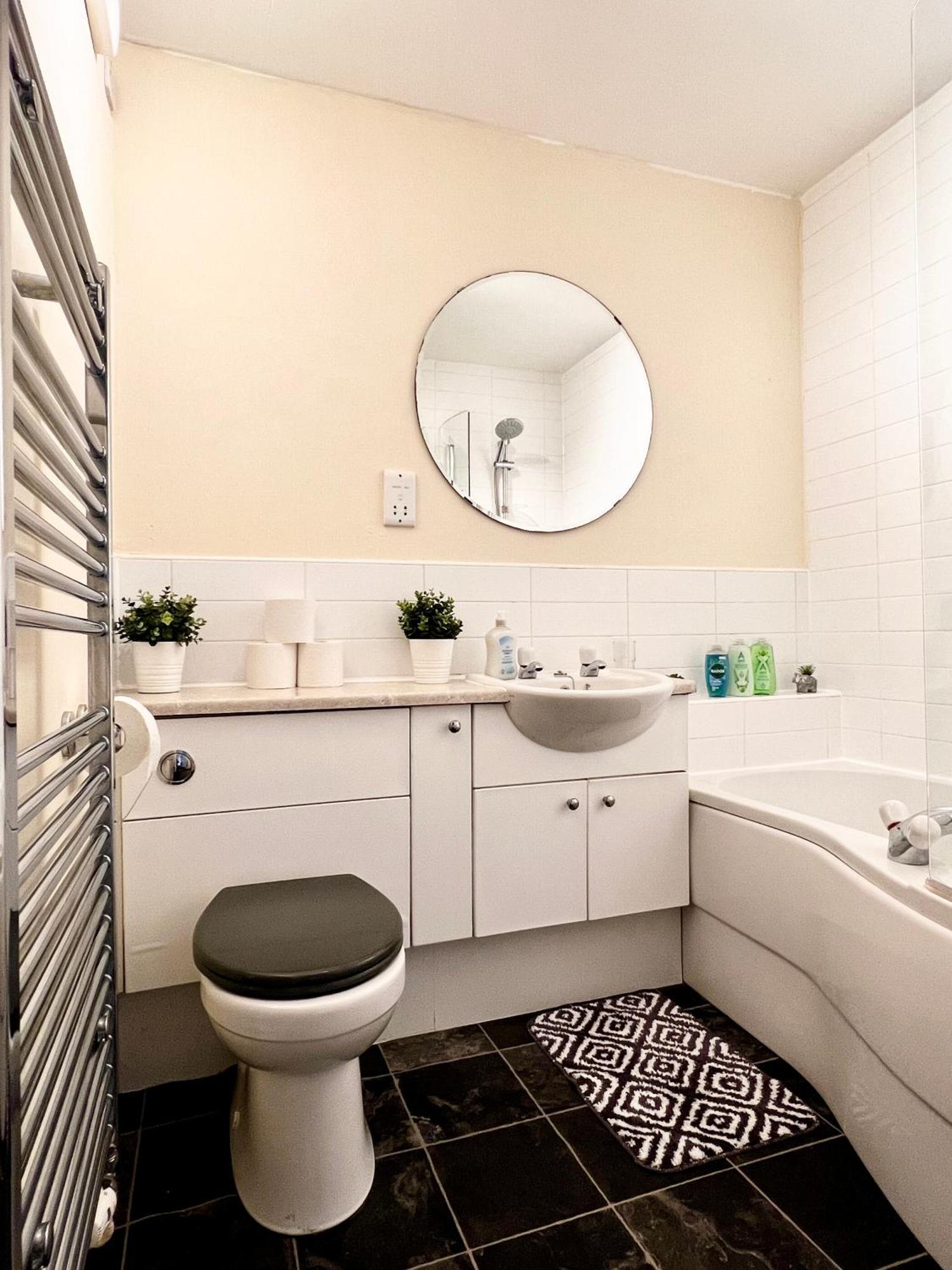 Stylish Modern Flat With Juliet Balcony & Parking Apartment Glasgow Luaran gambar