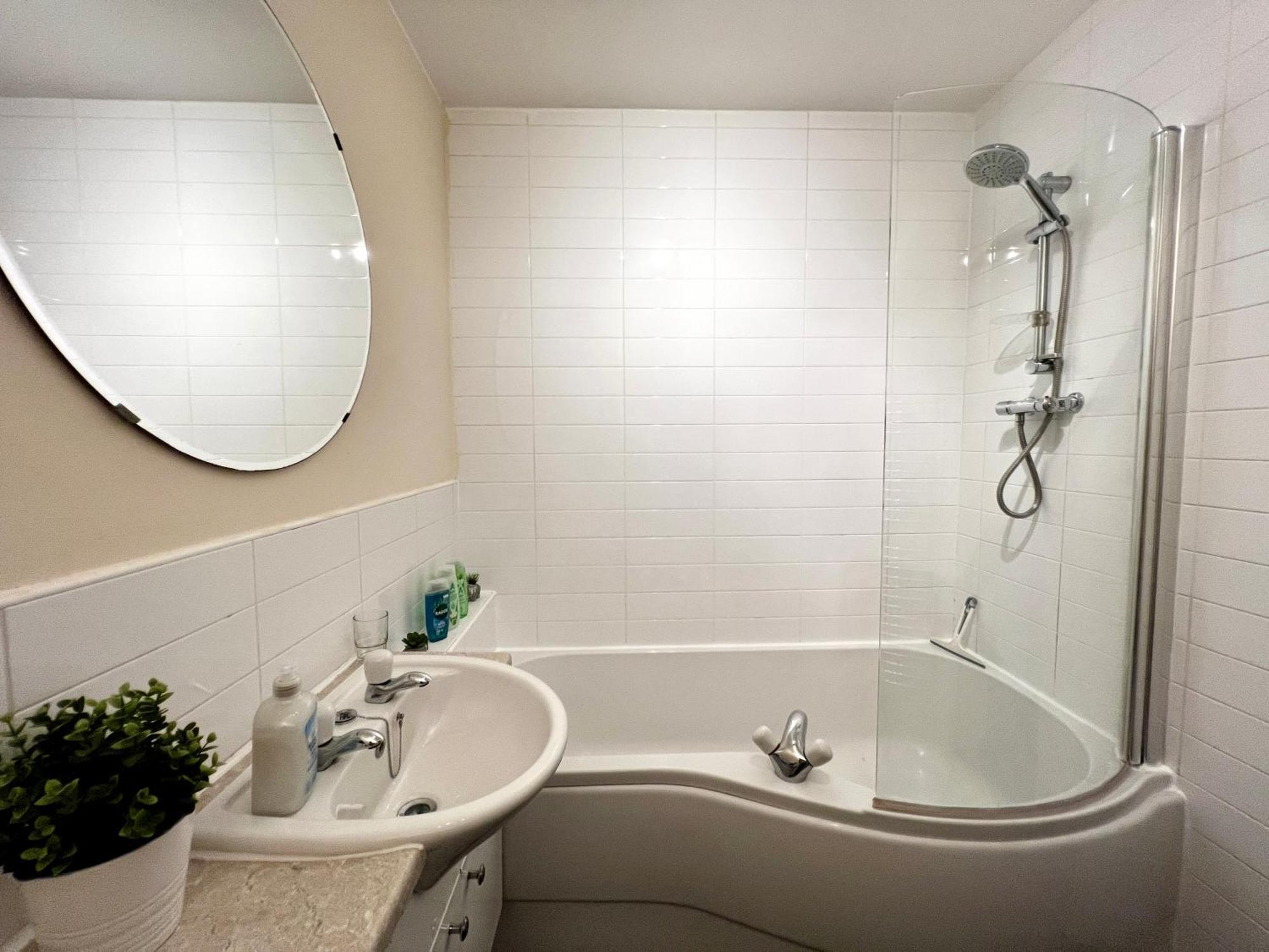 Stylish Modern Flat With Juliet Balcony & Parking Apartment Glasgow Luaran gambar