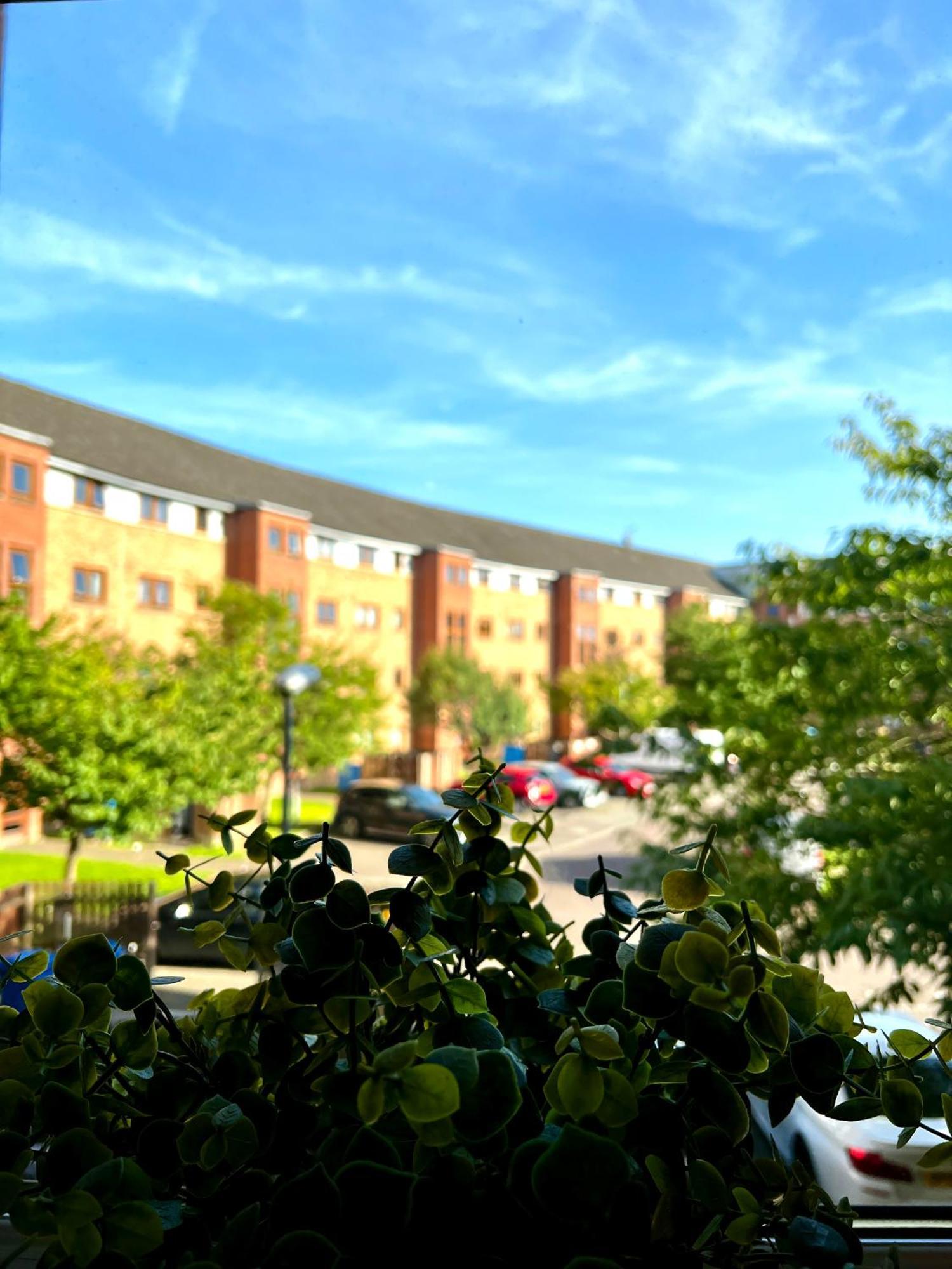 Stylish Modern Flat With Juliet Balcony & Parking Apartment Glasgow Luaran gambar