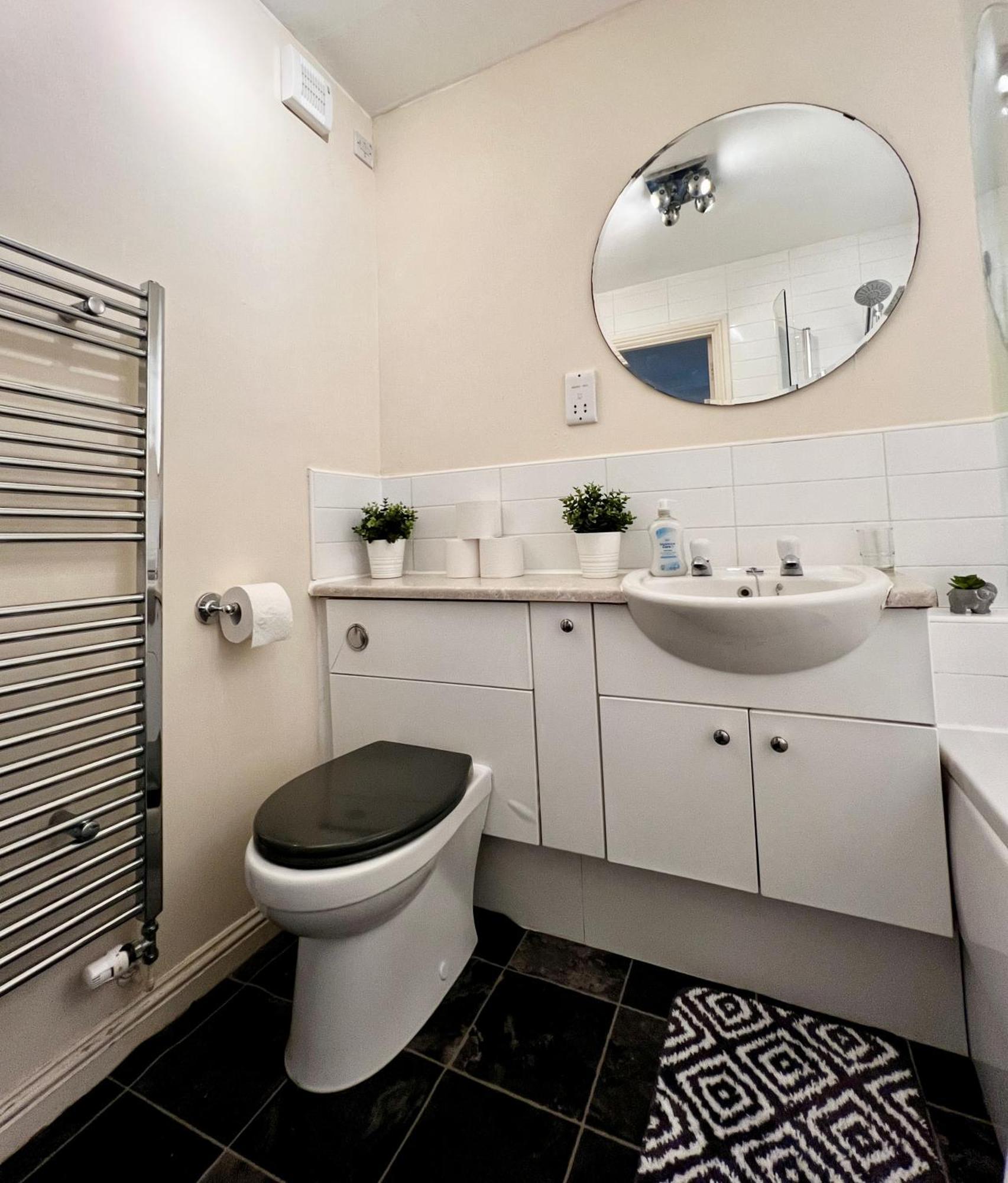 Stylish Modern Flat With Juliet Balcony & Parking Apartment Glasgow Luaran gambar